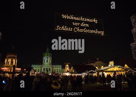 Berlino, Germania. 22nd Nov 2022. Soprattutto per i turisti a Berlino, il mercatino di Natale al castello di Charlottenburg è uno dei primi posti da visitare. Quest'anno il mercatino di Natale è nuovamente aperto. Il castello è completamente illuminato. Oltre alle arti e ai mestieri e alle mandorle tostate, le bancarelle in capanne di legno o tende pagoda offrono anche idee regalo insolite. Si trova in Spandauer Damm a Berlino. Inoltre, i prezzi di numerosi prodotti sono aumentati in modo significativo in questo mercato di Natale a causa dell'attuale inflazione. Sempre più consumatori in Germania difficilmente possono permettersi l’alta energia, i prodotti alimentari Foto Stock