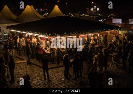 Berlino, Germania. 22nd Nov 2022. Soprattutto per i turisti a Berlino, il mercatino di Natale al castello di Charlottenburg è uno dei primi posti da visitare. Quest'anno il mercatino di Natale è nuovamente aperto. Il castello è completamente illuminato. Oltre alle arti e ai mestieri e alle mandorle tostate, le bancarelle in capanne di legno o tende pagoda offrono anche idee regalo insolite. Si trova in Spandauer Damm a Berlino. Inoltre, i prezzi di numerosi prodotti sono aumentati in modo significativo in questo mercato di Natale a causa dell'attuale inflazione. Sempre più consumatori in Germania difficilmente possono permettersi l’alta energia, i prodotti alimentari Foto Stock