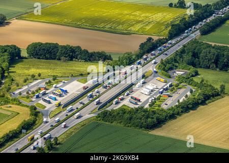 Vista aerea, foto aerea, ingorgo stradale sulla superstrada A44 nella zona di riposo Ostönner Grund, Röllingsen, Soest, Soester Boerde, Renania settentrionale-Vestfalia, Foto Stock