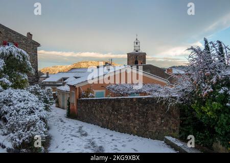 La Garde-Freinet, in inverno, sotto la neve, villaggio francese nel sud della Francia Foto Stock