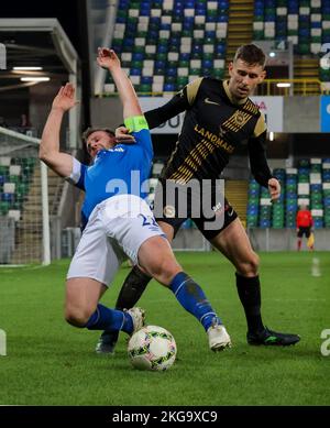 Windsor Park, Belfast, Irlanda del Nord, Regno Unito. 22 Nov 2022. Danske Bank Premiership – Linfield / Larne. Azione dal gioco di stasera al Windsor Park (Linfield in blu). Il capitano di Linfield Jamie Mulcrew sfidato da Mark Randall di Larne. Credit: CAZIMB/Alamy Live News. Foto Stock