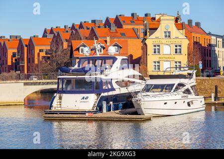 Danzica, Polonia - 11 marzo 2022: Navi in navigazione sul fiume Motlawa Foto Stock