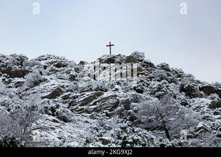 La Garde-Freinet, in inverno, sotto la neve, villaggio francese nel sud della Francia Foto Stock