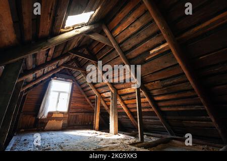 Astratto grunge interni in legno, vista prospettica di soffitta abbandonata Foto Stock
