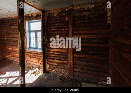 Astratto abbandonato grunge interno, camera di legno scuro Foto Stock