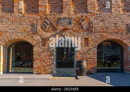 Danzica, Polonia - 11 marzo 2022: Porta medievale dello stemma della città di Danzica. Foto Stock