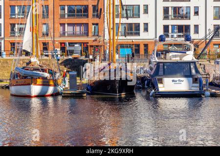 Danzica, Polonia - 11 marzo 2022: Navi in navigazione sul fiume Motlawa Foto Stock