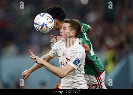 DOHA - Qatar, 22/11/2022, (LR) Jakub Kaminski di Polonia, Hirving Lozano di Messico durante la Coppa del mondo FIFA Qatar 2022 gruppo C incontro tra Messico e Polonia al 974 Stadio il 22 novembre 2022 a Doha, Qatar. AP | Olandese altezza | MAURICE DI PIETRA Foto Stock