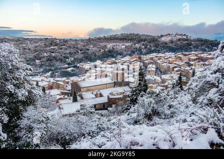 La Garde-Freinet, in inverno, sotto la neve, villaggio francese nel sud della Francia Foto Stock