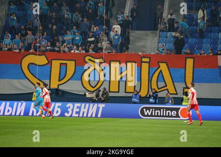 San Pietroburgo, Russia. 22nd Nov 2022. Un'iscrizione è vista sulla bandiera della Serbia durante l'amichevole partita di calcio, battaglia di campioni tra Zenit San Pietroburgo e Crvena Zvezda Belgrado a Gazprom Arena. Punteggio finale; Zenit 3:1 Crvena Zvezda. Credit: SOPA Images Limited/Alamy Live News Foto Stock