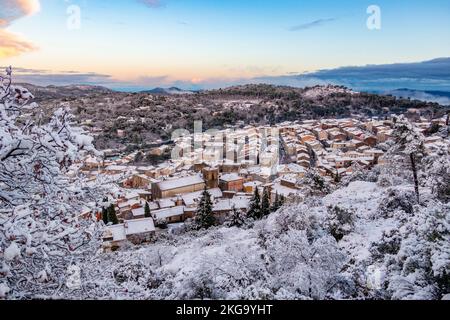 La Garde-Freinet, in inverno, sotto la neve, villaggio francese nel sud della Francia Foto Stock