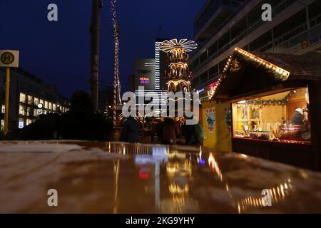 Berlino, Germania. 21st Nov 2022. La foto mostra il mercatino di Natale di Steglitz di fronte al Forum di Berlino-Steglitz. (Foto di Simone Kuhlmey/Pacific Press) Credit: Pacific Press Media Production Corp./Alamy Live News Foto Stock