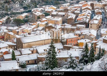 La Garde-Freinet, in inverno, sotto la neve, villaggio francese nel sud della Francia Foto Stock