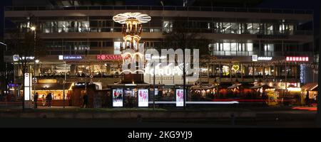 Berlino, Germania. 21st Nov 2022. La foto mostra il mercatino di Natale di Steglitz di fronte al Forum di Berlino-Steglitz. (Foto di Simone Kuhlmey/Pacific Press) Credit: Pacific Press Media Production Corp./Alamy Live News Foto Stock