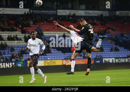 George Ray di Barrow si dirige in gol durante l'EFL Trophy Round of 32 match tra Bolton Wanderers e Barrow presso l'Università di Bolton Stadium, martedì 22nd novembre 2022 a Bolton, Inghilterra. (Foto di: Mark Fletcher | MI News) Credit: MI News & Sport /Alamy Live News Foto Stock