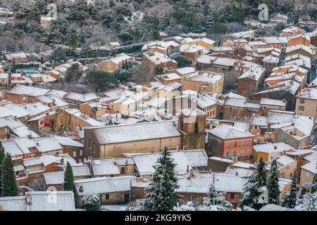 La Garde-Freinet, in inverno, sotto la neve, villaggio francese nel sud della Francia Foto Stock