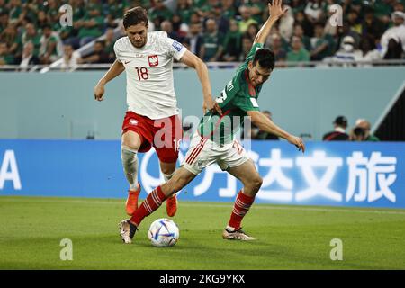 DOHA - Qatar, 22/11/2022, (LR) Bartosz Bereszynski di Polonia, Hirving Lozano di Messico durante la Coppa del mondo FIFA Qatar 2022 gruppo C incontro tra Messico e Polonia al 974 Stadio il 22 novembre 2022 a Doha, Qatar. AP | Olandese altezza | MAURICE DI PIETRA Foto Stock