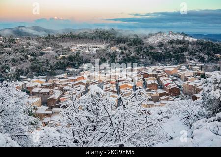 La Garde-Freinet, in inverno, sotto la neve, villaggio francese nel sud della Francia Foto Stock