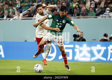 DOHA - Qatar, 22/11/2022, (LR) Bartosz Bereszynski di Polonia, Hirving Lozano di Messico durante la Coppa del mondo FIFA Qatar 2022 gruppo C incontro tra Messico e Polonia al 974 Stadio il 22 novembre 2022 a Doha, Qatar. AP | Olandese altezza | MAURICE DI PIETRA Foto Stock