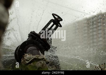 Tubo di riscaldamento rivoluzionario. Incidente della tubazione. L'acqua bollente fuoriesce. Perdita di tenuta. Foto Stock