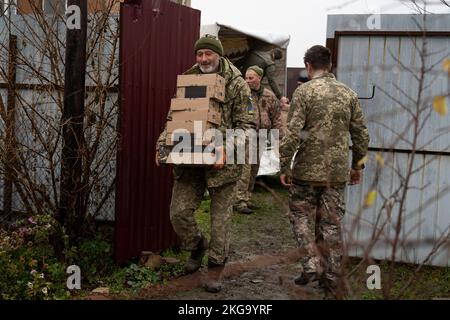 Kherson, Ucraina. 20th Nov 2022. I soldati ucraini si vedono scaricare i loro effetti personali dopo essersi spostati in una nuova base. Le forze ucraine liberarono la capitale regionale meridionale Kherson per circa una settimana, dopo che la Russia si ritirò sulla riva sinistra del fiume Dnipro. La città che era sotto i 8 mesi di occupazione ancora non ha elettricità, acqua, cattivo segnale e approvvigionamento alimentare. (Foto di Ashley Chan/SOPA Images/Sipa USA) Credit: Sipa USA/Alamy Live News Foto Stock