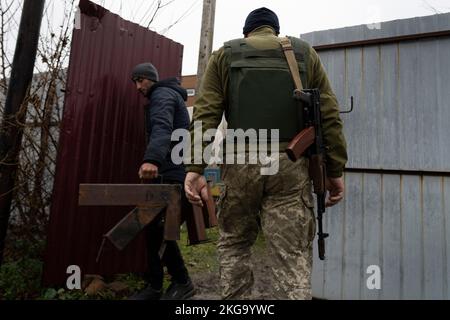 Kherson, Ucraina. 20th Nov 2022. Un civile si vede aiutare un soldato a spostare gli oggetti. Le forze ucraine liberarono la capitale regionale meridionale Kherson per circa una settimana, dopo che la Russia si ritirò sulla riva sinistra del fiume Dnipro. La città che era sotto i 8 mesi di occupazione ancora non ha elettricità, acqua, cattivo segnale e approvvigionamento alimentare. (Foto di Ashley Chan/SOPA Images/Sipa USA) Credit: Sipa USA/Alamy Live News Foto Stock