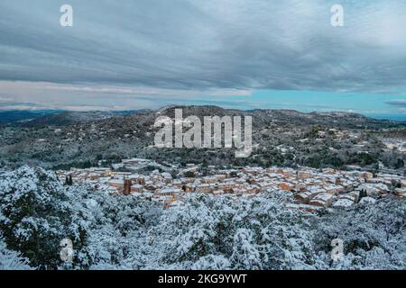 La Garde-Freinet, in inverno, sotto la neve, villaggio francese nel sud della Francia Foto Stock