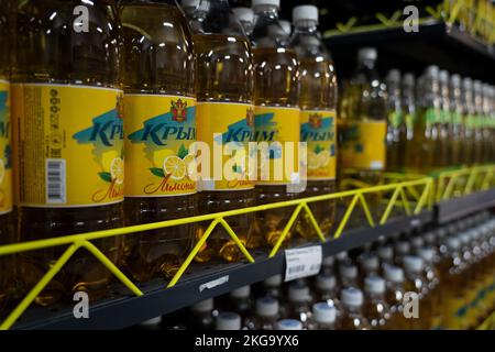 Kherson, Ucraina. 20th Nov 2022. La limonata importata dalla Crimea è vista in un supermercato a Kherson. Le forze ucraine liberarono la capitale regionale meridionale Kherson per circa una settimana, dopo che la Russia si ritirò sulla riva sinistra del fiume Dnipro. La città che era sotto i 8 mesi di occupazione ancora non ha elettricità, acqua, cattivo segnale e approvvigionamento alimentare. (Foto di Ashley Chan/SOPA Images/Sipa USA) Credit: Sipa USA/Alamy Live News Foto Stock
