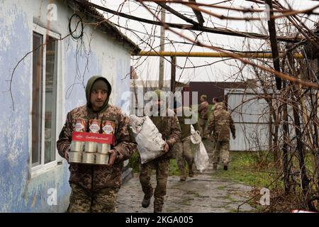 Kherson, Ucraina. 20th Nov 2022. I soldati ucraini si vedono scaricare i loro effetti personali dopo essersi spostati in una nuova base. Le forze ucraine liberarono la capitale regionale meridionale Kherson per circa una settimana, dopo che la Russia si ritirò sulla riva sinistra del fiume Dnipro. La città che era sotto i 8 mesi di occupazione ancora non ha elettricità, acqua, cattivo segnale e approvvigionamento alimentare. (Foto di Ashley Chan/SOPA Images/Sipa USA) Credit: Sipa USA/Alamy Live News Foto Stock