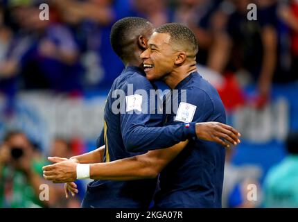 Il francese Kylian Mbappe (a destra) festeggia il terzo goal della partita durante la partita di Coppa del mondo FIFA Group D allo stadio al Janoub, al Wakrah. Data immagine: Martedì 22 novembre 2022. Foto Stock