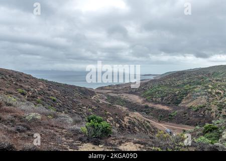 Vista sull'oceano da uno dei punti più alti dell'isola di Santa Rosa, un percorso escursionistico che si snoda per circa tre chilometri. Foto Stock