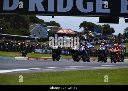 Melbourne, Australia. 20 Novembre 2022. Jonathon Rea (GBR), Toprak Razgatlioglu (TUR) e Alex Lowes (GBR) si sfidano per la testa fuori dalla linea di partenza fo Foto Stock