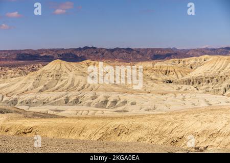 Colorato paesaggio montano. Beige marrone gesso colline calcaree pendici montagne ripiegate con cielo blu. Mountain pieghevole Foto Stock