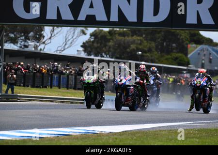 Melbourne, Australia. 20 Novembre 2022. Jonathon Rea (GBR), Toprak Razgatlioglu (TUR) e Alex Lowes (GBR) si sfidano per la testa fuori dalla linea di partenza fo Foto Stock