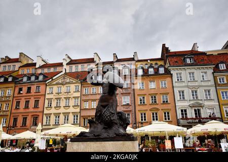 Statua della Sirenetta nella piazza del mercato della città vecchia di Varsavia 2022 Foto Stock