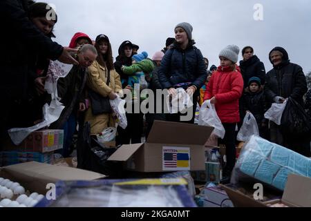 Kherson, Ucraina. 20th Nov 2022. Si vede un volontario che organizza la distribuzione degli aiuti umanitari. Le forze ucraine liberarono la capitale regionale meridionale Kherson per circa una settimana, dopo che la Russia si ritirò sulla riva sinistra del fiume Dnipro. La città che era sotto i 8 mesi di occupazione ancora non ha elettricità, acqua, cattivo segnale e approvvigionamento alimentare. (Credit Image: © Ashley Chan/SOPA Images via ZUMA Press Wire) Foto Stock