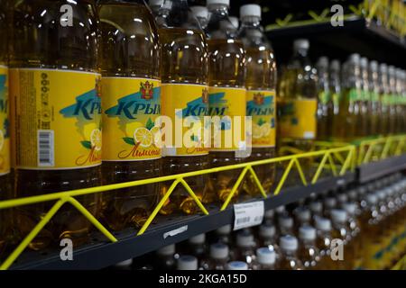 Kherson, Ucraina. 20th Nov 2022. La limonata importata dalla Crimea è vista in un supermercato a Kherson. Le forze ucraine liberarono la capitale regionale meridionale Kherson per circa una settimana, dopo che la Russia si ritirò sulla riva sinistra del fiume Dnipro. La città che era sotto i 8 mesi di occupazione ancora non ha elettricità, acqua, cattivo segnale e approvvigionamento alimentare. (Credit Image: © Ashley Chan/SOPA Images via ZUMA Press Wire) Foto Stock