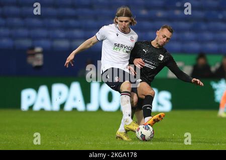 Jon Oadi Bodovarsson di Bolton Wanderers batte con George Ray di Barrow durante l'EFL Trophy Round of 32 match tra Bolton Wanderers e Barrow presso l'Università di Bolton Stadium, martedì 22nd novembre 2022 a Bolton, Inghilterra. (Foto di: Mark Fletcher | MI News) Credit: MI News & Sport /Alamy Live News Foto Stock