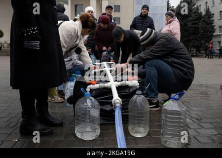 Kherson, Ucraina. 20th Nov 2022. I residenti sono visti prendere l'acqua dal serbatoio di acqua. Le forze ucraine liberarono la capitale regionale meridionale Kherson per circa una settimana, dopo che la Russia si ritirò sulla riva sinistra del fiume Dnipro. La città che era sotto i 8 mesi di occupazione ancora non ha elettricità, acqua, cattivo segnale e approvvigionamento alimentare. (Credit Image: © Ashley Chan/SOPA Images via ZUMA Press Wire) Foto Stock