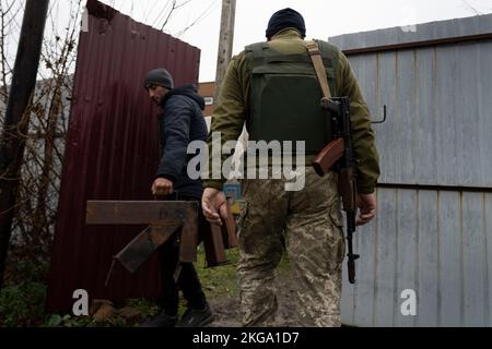 Kherson, Ucraina. 20th Nov 2022. Un civile si vede aiutare un soldato a spostare gli oggetti. Le forze ucraine liberarono la capitale regionale meridionale Kherson per circa una settimana, dopo che la Russia si ritirò sulla riva sinistra del fiume Dnipro. La città che era sotto i 8 mesi di occupazione ancora non ha elettricità, acqua, cattivo segnale e approvvigionamento alimentare. (Credit Image: © Ashley Chan/SOPA Images via ZUMA Press Wire) Foto Stock