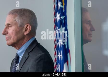 Washington, Stato di Vereinigte. 22nd Nov 2022. Il Dott. Anthony Fauci, consulente medico capo del presidente degli Stati Uniti, ascolti durante il briefing quotidiano alla Casa Bianca a Washington, DC martedì 22 novembre 2022. Credito: Ken Cedeno/Pool tramite CNP/dpa/Alamy Live News Foto Stock