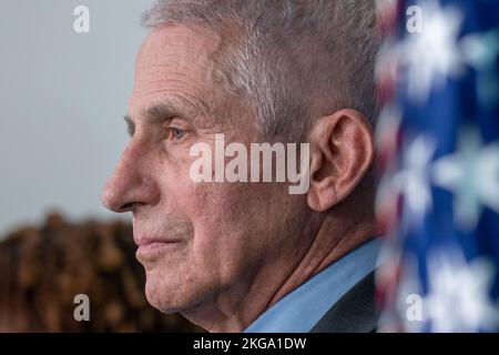 Washington, Stato di Vereinigte. 22nd Nov 2022. Il Dott. Anthony Fauci, consulente medico capo del presidente degli Stati Uniti, ascolti durante il briefing quotidiano alla Casa Bianca a Washington, DC martedì 22 novembre 2022. Credito: Ken Cedeno/Pool tramite CNP/dpa/Alamy Live News Foto Stock