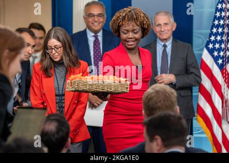 Washington, Stato di Vereinigte. 22nd Nov 2022. Il Segretario della Stampa della Casa Bianca, Karine Jean-Pierre, consegna i biscotti alla stampa prima del briefing quotidiano alla Casa Bianca di Washington, DC, martedì 22 novembre 2022. Credito: Ken Cedeno/Pool tramite CNP/dpa/Alamy Live News Foto Stock