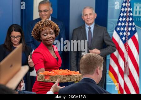 Washington, Stato di Vereinigte. 22nd Nov 2022. Il Segretario della Stampa della Casa Bianca, Karine Jean-Pierre, consegna i biscotti alla stampa prima del briefing quotidiano alla Casa Bianca di Washington, DC, martedì 22 novembre 2022. Credito: Ken Cedeno/Pool tramite CNP/dpa/Alamy Live News Foto Stock