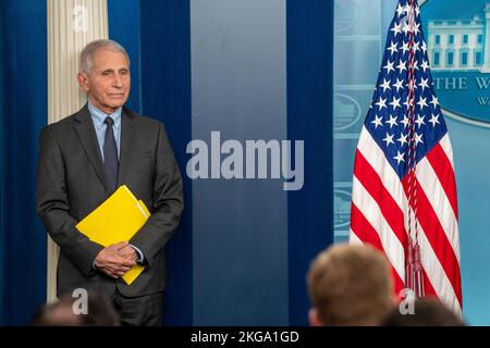 Washington, Stato di Vereinigte. 22nd Nov 2022. Il Dr. Anthony Fauci, Chief Medical Advisor del Presidente degli Stati Uniti, e il Dr. Ashish JHA, MD, MPH, coordinatore, White House COVID-19 Response, parlano al briefing giornaliero alla Casa Bianca di Washington, DC il Martedì 22 novembre 2022. Credito: Ken Cedeno/Pool tramite CNP/dpa/Alamy Live News Foto Stock