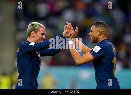 Il francese Kylian Mbappe (a destra) festeggia con Antoine Griezmann dopo aver segnato il terzo gol del gioco durante la partita di Coppa del mondo FIFA Group D allo stadio al Janoub, al Wakrah. Data immagine: Martedì 22 novembre 2022. Foto Stock