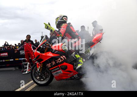 Melbourne, Australia. 20 Novembre 2022. Nella foto, Alvaro Bautista (ESP) fa una bruciatura sulla sua Ducati Panigale V4R dopo aver conquistato la vittoria nella fina Foto Stock