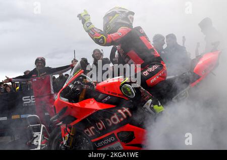 Melbourne, Australia. 20 Novembre 2022. Nella foto, Alvaro Bautista (ESP) fa una bruciatura sulla sua Ducati Panigale V4R dopo aver conquistato la vittoria nella fina Foto Stock