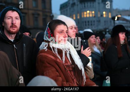 LVIV, UCRAINA - 21 NOVEMBRE 2022 - partecipanti alla manifestazione Maidan Reminiscences sulla Giornata della dignità e della libertà e il 9th° anniversario dall'inizio della Rivoluzione della dignità sulla piazza del monumento Taras Shevchenko, Lviv, Ucraina occidentale. Foto Stock