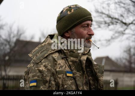 Kherson, Ucraina. 20th Nov 2022. Un soldato ucraino è visto fumare vicino alla loro base. Le forze ucraine liberarono la capitale regionale meridionale Kherson per circa una settimana, dopo che la Russia si ritirò sulla riva sinistra del fiume Dnipro. La città che era sotto i 8 mesi di occupazione ancora non ha elettricità, acqua, cattivo segnale e approvvigionamento alimentare. (Credit Image: © Ashley Chan/SOPA Images via ZUMA Press Wire) Foto Stock